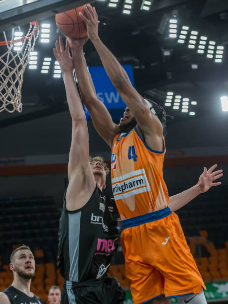 场上屡创佳 场上屡创佳