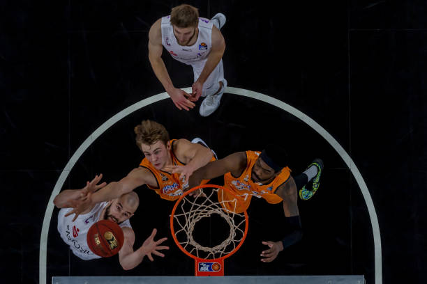 随着合同年 随着合同年